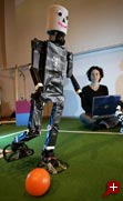 "Toni" vor, noch ein Tor! Ein humanoider Fußball-Roboter in Aktion